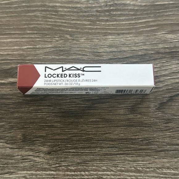 MAC LOCKED KISS LIPSTICK - Picture 1 of 5